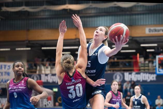Samatha Ashby Angels, 30 , Sona Svetlikova Lions, 15 , Syntainics MBC vs Eigner Angels Nördlingen, Basketball, Women, Bundesliga, Season 2025 26, 8 Matchday, 22 11 2025 Weißenfels Stadthalle Sachsen Anhalt Germany