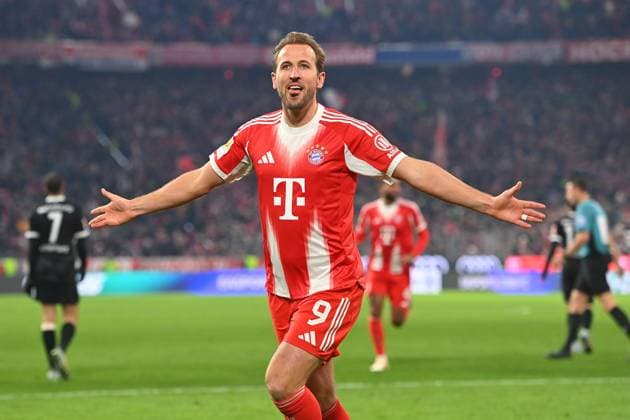 Goal celebration Harry KANE Bayern Muenchen after goal to 4 2 , Action,single picture,cropped single motif,half figure,half figure cheering,joy,enthusiasm, Football 1 Bundesliga season 2025 2026, 11 Matchday, Matchday11 FC Bayern Muenchen SC Freiburg 6 2 on 22 11 2025 , A L L I A N Z A R E N A