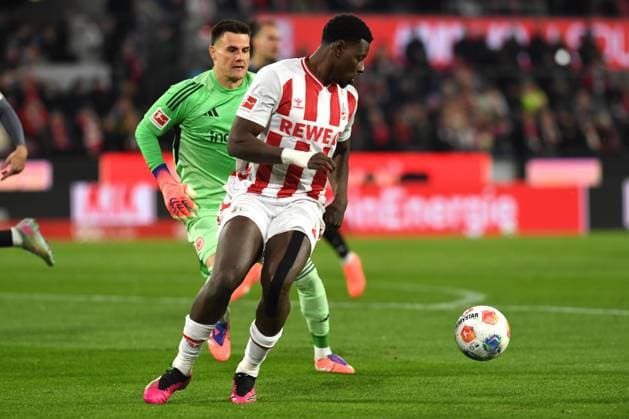 Goalkeeper Michael Zetterer Eintracht Frankfurt and Ragnar Ache 1 FC Koeln battle for the ball during the Bundesliga match between 1 FC Köln and Eintracht Frankfurt, RheinEnergieSTADION on November 22, 2025 in Cologne, Germany, Germany Photo by Ralf Treese DeFodi Images Goalkeeper Michael Zetterer Eintracht Frankfurt and Ragnar Ache 1 FC Koeln battle for the ball during the Bundesliga match between 1 FC Köln and Eintracht Frankfurt at RheinEnergieSTADION on November 22, 2025 in Köln, Germany Photo by Ralf Treese DeFodi Images DFL regulations prohibit any use of photographs as image sequences and or quasi video Photo by Ralf Treese DeFodi Images