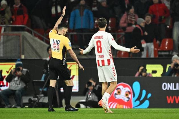 22 11 2025, xjhx, Soccer 1 Bundesliga, 1 FC Koeln Eintracht Frankfurt v l Referee Referee Florian Badstübner initially decides on offside before the goal for 1 0 VAR DFL DFB REGULATIONS PROHIBIT ANY USE OF PHOTOGRAPHS as IMAGE SEQUENCES and or QUASI VIDEO Koeln