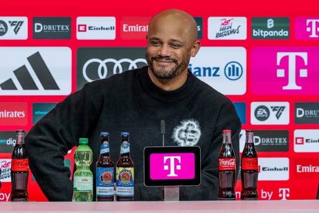Julian Schuster Head Coach, SC Freiburg grinning at the post-match press conference GER, FC Bayern Muenchen vs SC Freiburg, Football, Bundesliga, Matchday 11, Season 2025 2026, 22 11 2025 DFL DFB REGULATES PROHIBIT ANY USE OF PHOTOGRAPHS as IMAGE SEQUENCES and or QUASI VIDEO GER, FC Bayern Muenchen vs SC Freiburg, Football, Bundesliga, Matchday 11, Season 2025 2026, 22 11 2025 Muenchen Copyright: xEibner-Pressefoto HeikexFeinerx EP_HFR