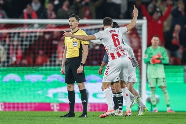 Soccer 1 Bundesliga 11 Matchday 1 FC Köln Eintracht Frankfurt on 22 11 2025 at RheinEnergieStadion in Cologne Referee Florian Badstübner Nuremberg announces the result of the VAR Videoassist Video evidence Goal celebration for 1 0 by Jakub Kaminski Cologne DFL regulations prohibit any use of photographs as image sequences and or quasi video xJRx