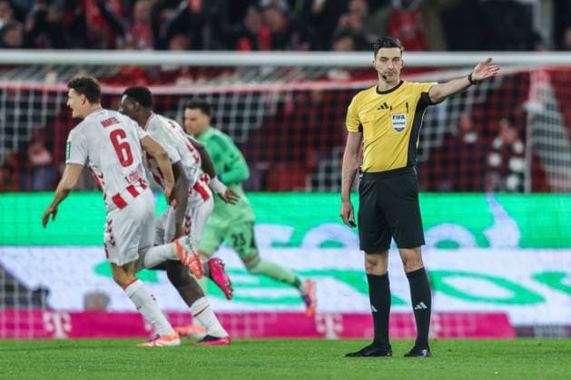 Soccer 1 Bundesliga 11 Matchday 1 FC Köln Eintracht Frankfurt on 22 11 2025 at RheinEnergieStadion in Cologne Referee Florian Badstübner Nuremberg announces the result of the VAR Videoassist Video evidence Goal celebration for 1 0 by Jakub Kaminski Cologne DFL regulations prohibit any use of photographs as image sequences and or quasi video xJRx