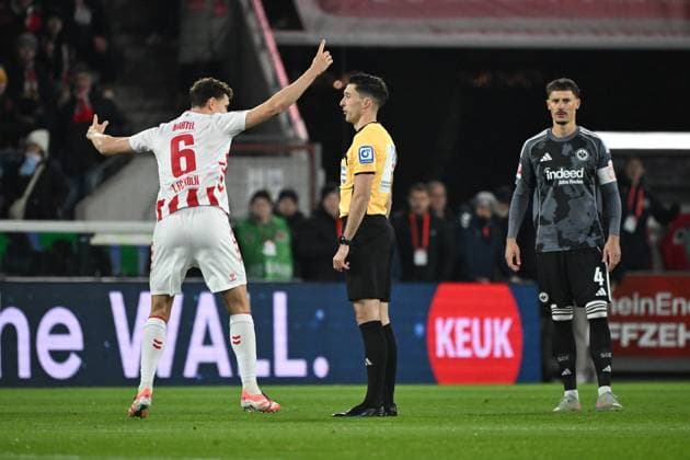 22 11 2025, xjhx, Soccer 1 Bundesliga, 1 FC Koeln Eintracht Frankfurt v l Eric Martel 1 FC Köln, Koeln Referee Referee Florian Badstübner Robin Koch Eintracht Frankfurt DFL DFB REGULATIONS PROHIBIT ANY USE OF PHOTOGRAPHS as IMAGE SEQUENCES and or QUASI VIDEO Koeln
