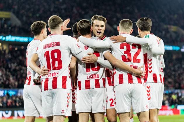 KOELN, GERMANY - NOVEMBER 25: Jakub Kaminski (1. FC Koeln, 16) and his teammates celebrating the 1:0 goal during the Bundesliga match between 1. FC Koeln vs. Eintracht Frankfurt at Rheinenergie-Stadion on matchday 11 of the 1. Bundesliga on November 22, 2025 in Koeln, Germany. DFL REGULATIONS PROHIBIT ANY USE OF PHOTOGRAPHS AS IMAGE SEQUENCES AND OR QUASI-VIDEO. North Rhine Westphalia Germany Copyright: xBEAUTIFULxSPORTS Wunderlx