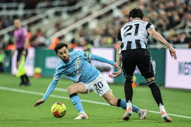 Premier League Newcastle United v Manchester City Bernardo Silva of Manchester City and Tino Livramento of Newcastle Untied battle for the ball during the Premier League match Newcastle United vs Manchester City at St. James s Park, Newcastle, United Kingdom, 21st November 2025 (Photo by Alfie Cosgrove News Images) Newcastle St. James s Park Tyne and Wear United Kingdom Copyright: xAlfiexCosgrove NewsxImagesx