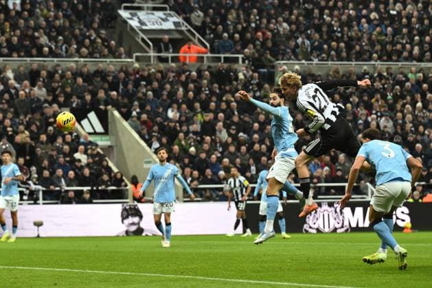 Nick Woltemade of Newcastle United heads the ball at goal Newcastle United v Manchester City, Premier League, Football, St James Park, Newcastle, UK - 22 Nov 2025Newcastle St James Park United Kingdom EDITORIAL USE ONLY No use with unauthorised audio, video, data, fixture lists, club league logos or live services. Online in-match use limited to 120 images, no video emulation. No use in betting, games or single club league player publications. Copyright: xRichardxLee Shutterstockx 15860905ac