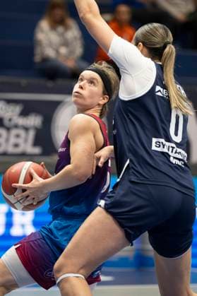 Toyota DBBL 2025 2026 Syntainics MBC vs Eigener Angels Nördlingen Halle Saale, Germany November 22, 2025 In the picture from left in the duel Pauline Mayer Noerdlingen and Alexia Allesch Halle Weissenfels Stadthalle Weissenfels Saxony Anhalt Germany