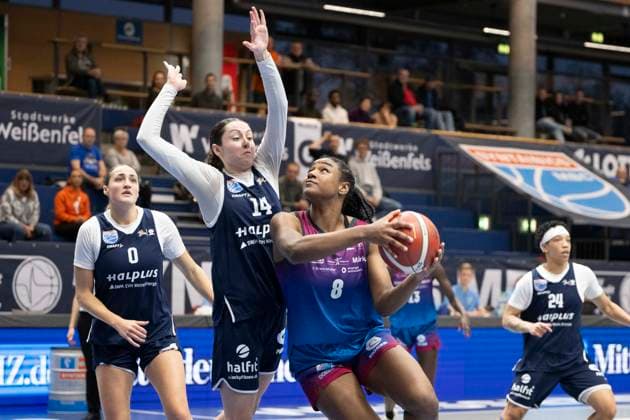 Toyota DBBL 2025 2026 Syntainics MBC vs Eigener Angels Nördlingen Halle Saale, Germany November 22, 2025 In the picture from left Alexia Allesch Halle , Katelyn Shumate Halle and Chanel Ndi Noerdlingen Weissenfels Stadthalle Weissenfels Sachsen Anhalt Germany