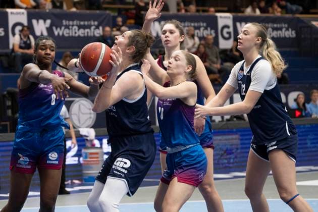Toyota DBBL 2025 2026 Syntainics MBC vs Eigener Angels Nördlingen Halle Saale, Germany November 22, 2025 In the picture from left in the duel Romy Bär Baer Halle , Jana Koch Noerdlingen and Anna Alborova Halle Weissenfels Stadthalle Weissenfels Saxony Anhalt Germany