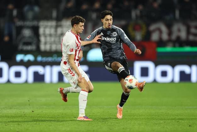 22 11 2025, Football Bundesliga, 1 FC Köln Eintracht Frankfurt, v l , Eric Martel 1 FC Köln , Fares Chaibi Eintracht Frankfurt DFL DFB REGULATIONS PROHIBIT ANY USE OF PHOTOGRAPHS AS IMAGE SEQUENCES AND OR QUASI VIDEO xdcx Copyright: HMBxMedia Claus