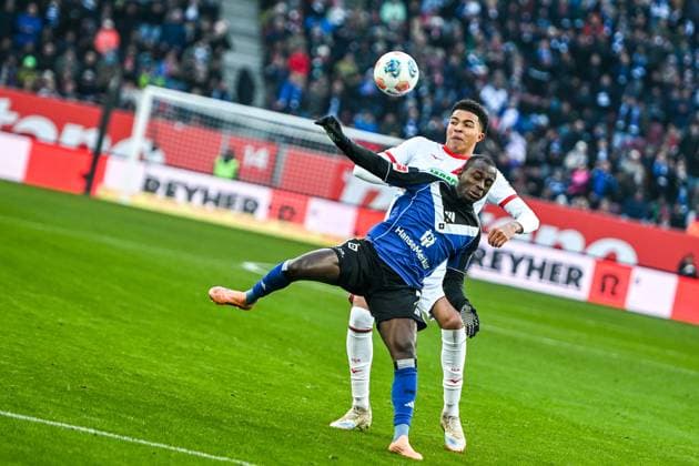 GER, 1 FBL, FC Augsburg vs Hamburger SV 22 11 2025, WWK Arena, Augsburg, GER, 1 FBL, FC Augsburg vs Hamburger SV, in picture Noahkai Banks FC Augsburg, 40 , Jean Luc Dompe Hamburger SV, 7 nordphotoxGmbHx xHafner nph00200