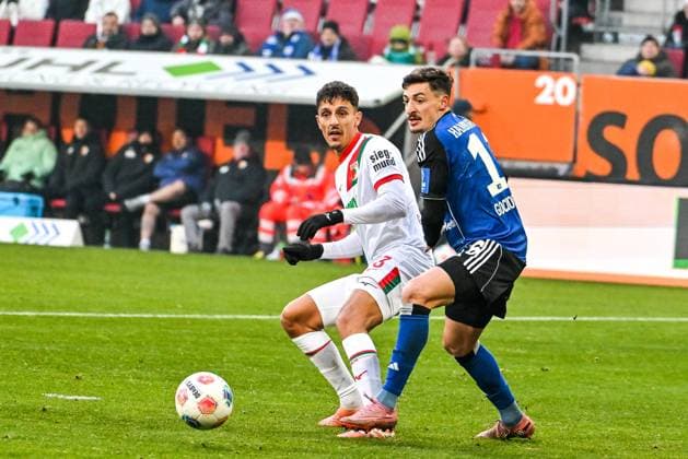 GER, 1 FBL, FC Augsburg vs Hamburger SV 22 11 2025, WWK Arena, Augsburg, GER, 1 FBL, FC Augsburg vs Hamburger SV, in the picture Dimitrios Giannoulis FC Augsburg, 13 , Giogi Gocholeishvili Hamburger SV, 16 nordphotoxGmbHx xHafner nph00200