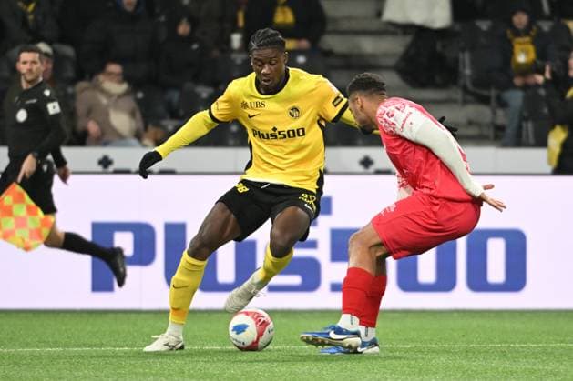 BERN, SWITZERLAND NOVEMBER 22 Chris Bedia of Young Boys c against during Marvin Martins of Winterthur r the Swiss Super League match between BSC Young Boys and FC Winterthur at Stadion Wankdorf on November 22, 2025 in Bern, Switzerland Bern Stadion Wankdorf Bern Switzerland Copyright: xJustPictures.ch ManuelxWinterbergerx jp-en-EuSpIm-MWI_5616