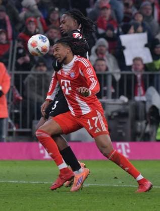 22 11 2025, xblx, Soccer 1 Bundesliga, FC Bayern Muenchen SC Freiburg v l Jordy Makengo SC Freiburg , Michael Olise FC Bayern Muenchen DFL DFB REGULATIONS PROHIBIT ANY USE OF PHOTOGRAPHS as IMAGE SEQUENCES and or QUASI VIDEO Muenchen