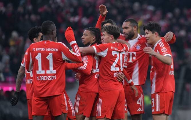 22 11 2025, xblx, Soccer 1 Bundesliga, FC Bayern Muenchen SC Freiburg v l Luis Diaz FC Bayern Muenchen , Nicolas Jackson FC Bayern Muenchen , Michael Olise FC Bayern Muenchen , Tom Bischof FC Bayern Muenchen , Jonathan Tah FC Bayern Muenchen , Min jae Kim FC Bayern Muenchen , Goal scored, Tor zum 6 2, celebrate the goal, Torjubel , Jubel, jubeln, jubelt, DFL DFB REGULATIONS PROHIBIT ANY USE OF PHOTOGRAPHS as IMAGE SEQUENCES and or QUASI VIDEO Muenchen