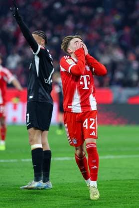 Soccer 1 Bundesliga 11 Matchday FC Bayern Munich SC Freiburg on 22 11 2025 at the Allianz Arena in Munich Goal celebration to 5 2 by Nicolas Jackson Munich DFL regulations prohibit any use of photographs as image sequences and or quasi video xMSx