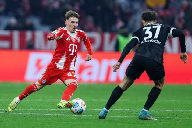 Soccer 1 Bundesliga 11 Matchday FC Bayern Munich SC Freiburg on 22 11 2025 at the Allianz Arena in Munich Lennart Karl Munich , left Max Rosenfelder Freiburg , right DFL regulations prohibit any use of photographs as image sequences and or quasi video xMSx