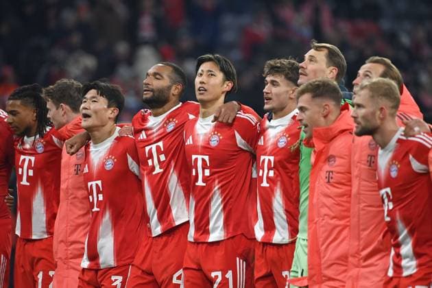 Final cheer ,Team photo,Team,squad,Team photo,From leftMichael OLISE Bayern Muenchen ,Goalkeeper Jonas URBIG Bayern Muenchen ,Minjae KIM FC Bayern Muenchen ,Jonathan TAH Bayern Muenchen ,Hiroki ITO Bayern Muenchen ,Tom BISCHOF Bayern Muenchen ,Manuel NEUER Goalkeeper Bayern Muenchen ,Joshua KIMMICH Bayern Muenchen ,Harry KANE Bayern Muenchen ,Konrad LAIMER Bayern Muenchen ,Cheers,Joy,Excitement,Soccer 1 Bundesliga season 2025 2026, Matchday 11, Matchday 11 FC Bayern Muenchen SC Freiburg 6 2 on 22 11 2025 , A L L I A N Z A R E N A
