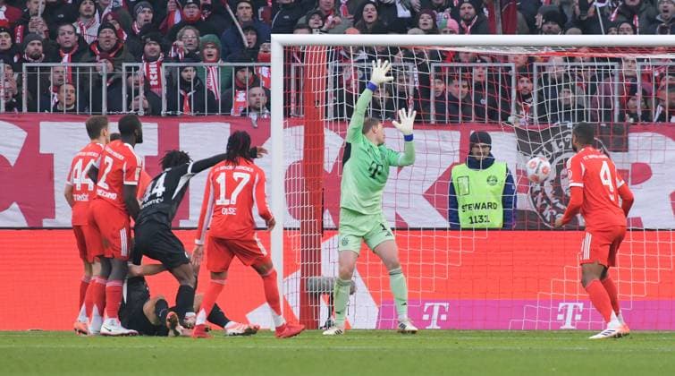 22 11 2025, xblx, Soccer 1 Bundesliga, FC Bayern Muenchen SC Freiburg v l Johan Manzambi SC Freiburg , Goal scored, Goal to 0 2 DFL DFB REGULATIONS PROHIBIT ANY USE OF PHOTOGRAPHS as IMAGE SEQUENCES and or QUASI VIDEO Muenchen
