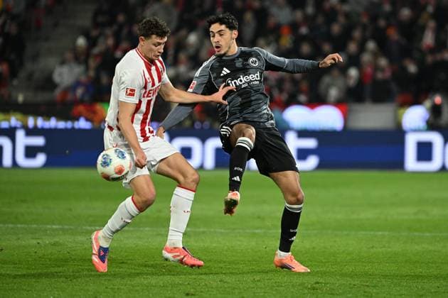 22 11 2025, xjhx, Fussball 1 Bundesliga, 1 FC Koeln Eintracht Frankfurt v l Eric Martel 1 FC Köln, Koeln Fares Chaibi Eintracht Frankfurt Zweikampf, Aktion, action, battle for the ball DFL DFB REGULATIONS PROHIBIT ANY USE OF PHOTOGRAPHS as IMAGE SEQUENCES and or QUASI VIDEO Koeln