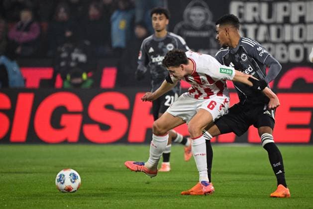 22 11 2025, xjhx, Fussball 1 Bundesliga, 1 FC Koeln Eintracht Frankfurt v l Eric Martel 1 FC Köln, Koeln Ansgar Knauff Eintracht Frankfurt Zweikampf, Aktion, action, battle for the ball DFL DFB REGULATIONS PROHIBIT ANY USE OF PHOTOGRAPHS as IMAGE SEQUENCES and or QUASI VIDEO Koeln