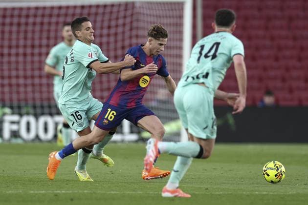FC Barcelona, Barca v Athletic Bilbao - LaLiga BARCELONA, SPAIN - NOVEMBER 22: Barcelona s midfielder Fermin Lopez vies with Athletic Bilbao s Galarreta during the Spanish league football match between FC Barcelona and Athletic Club Bilbao at Camp Nou Stadium in Barcelona on November 22, 2025. Adria Puig Anadolu Barcelona Spain. Editorial use only. Please get in touch for any other usage.  Copyright: x2025xAnadoluxAdriaxPuigx