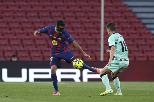 FC Barcelona, Barca v Athletic Bilbao - LaLiga BARCELONA, SPAIN - NOVEMBER 22: Barcelona s Spanish Eric Garcia vies with Athletic Bilbao s Galarreta during the Spanish league football match between FC Barcelona and Athletic Club Bilbao at Camp Nou Stadium in Barcelona on November 22, 2025. Adria Puig Anadolu Barcelona Spain. Editorial use only. Please get in touch for any other usage.  Copyright: x2025xAnadoluxAdriaxPuigx