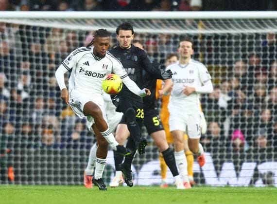 Fulham v Sunderland, English Premier League, The London Stadium, London, UK - 22 11 2025 Alex Iwobi of Fulham is pressured by Enzo Le FÃ e of Sunderland in the Premier League game at Craven Cottage London Craven Cottage London GBR, UK NEWSPAPERS OUT Copyright: xMarkxGreenwoodx