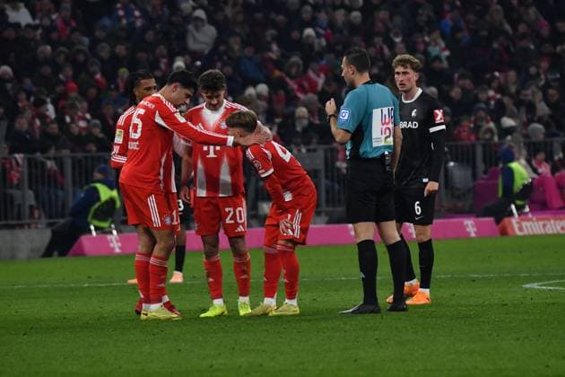 22 11 2025, Allianz Arena, Munich, GER, 1 FBL, FC Bayern München vs SC Freiburg , in the picture Lennart Karl München is injured and has to be substituted DFL regulations prohibit any use of photographs as image sequences and or quasi video Photo by Midori Ikenouchi Hasan Bratic DeFodi Images