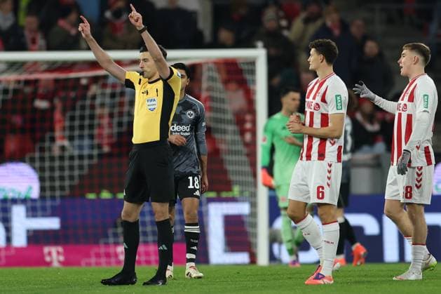 GER, 1 FBL, 1 FC Koeln vs Eintracht Frankfurt 22 11 2025, Rheinenergie Stadion, Koeln, GER, 1 FBL, 1 FC Koeln vs Eintracht Frankfurt, in the picture Goal is recognized after video evidence Referee referee Florian Badstübner Badstuebner indicates it nordphotoxGmbHx xMeuter nph00351