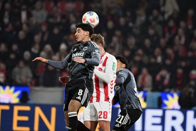 22 11 2025, xjhx, Fußball 1 Bundesliga, 1 FC Koeln Eintracht Frankfurt v l Fares Chaibi Eintracht Frankfurt Sebastian Sebulonsen 1 FC Köln, Koeln Nathaniel Brown Eintracht Frankfurt Zweikampf, Aktion, action, battle for the ball DFL DFB REGULATIONS PROHIBIT ANY USE OF PHOTOGRAPHS as IMAGE SEQUENCES and or QUASI VIDEO Koeln