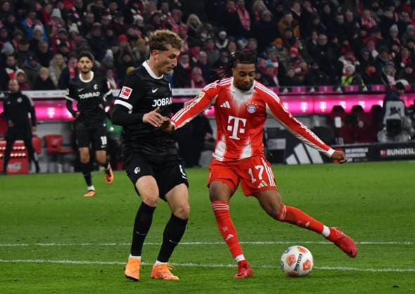 22 11 2025, Allianz Arena, Munich, GER, 1 FBL, FC Bayern München vs SC Freiburg , im Bild Patrick Osterhage Freiburg , Michael Olise München DFL regulations prohibit any use of photographs as image sequences and or quasi video Photo by Midori Ikenouchi Hasan Bratic DeFodi Images