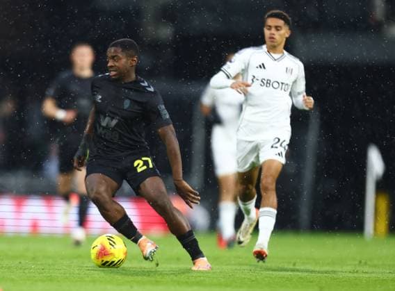Fulham v Sunderland, English Premier League, The London Stadium, London, UK - 22 11 2025 Noah Sadiki of Sunderland in action during the Premier League away game at Fulham London Craven Cottage London GBR, UK NEWSPAPERS OUT Copyright: xMarkxGreenwoodx