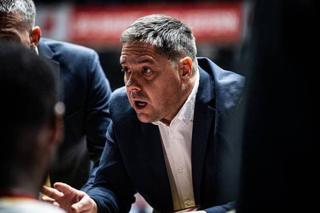 22 11 2025, xhfmx, Basketball easyCredit BBL Bundesliga, Frankfurt Skyliners Würzburg Baskets Sasa Filipovski Coach Würzburg Basekts gives instructions to his team DFL DFB REGULATIONS PROHIBIT ANY USE OF PHOTOGRAPHS as IMAGE SEQUENCES and or QUASI VIDEO Frankfurt am Main