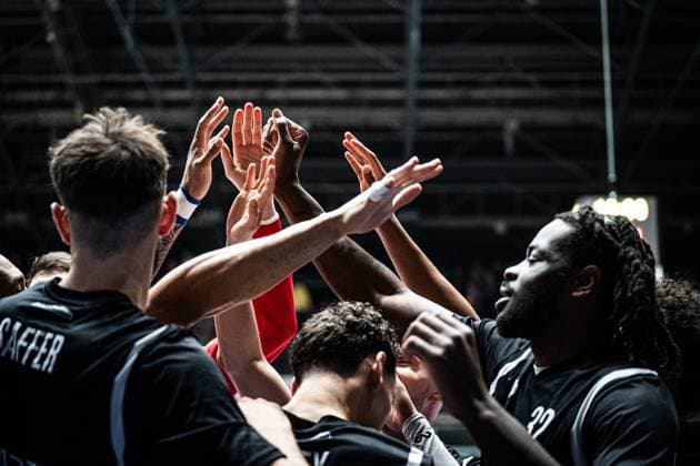 22 11 2025, xhfmx, Basketball easyCredit BBL Bundesliga, Frankfurt Skyliners Würzburg Baskets Würzburg high-fives each other before the game DFL DFB REGULATIONS PROHIBIT ANY USE OF PHOTOGRAPHS as IMAGE SEQUENCES and or QUASI VIDEO Frankfurt am Main