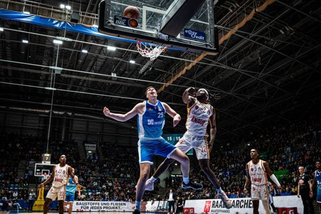 22 11 2025, xhfmx, Basketball easyCredit BBL Bundesliga, Frankfurt Skyliners Würzburg Baskets v l Jacob Knauf Skyliners Frankfurt and Charles Thompson Würzburg Basekts in the air duel at the basket DFL DFB REGULATIONS PROHIBIT ANY USE OF PHOTOGRAPHS as IMAGE SEQUENCES and or QUASI VIDEO Frankfurt am Main
