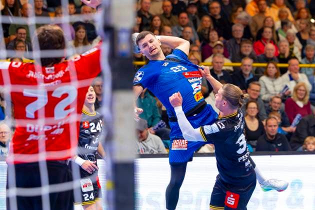 Janik Schrader Nr 23, VfL Luebeck Schwartau vs Jörn Persson Nr 34, HSG Krefeld Niederrhein VfL Luebeck Schwartau vs HSG Krefeld Niederrhein, Handball, 2 Bundesliga, 22 11 25 Luebeck Schleswig Holstein Germany Copyright: xAgentur54Gradx xFelixxKoenigx