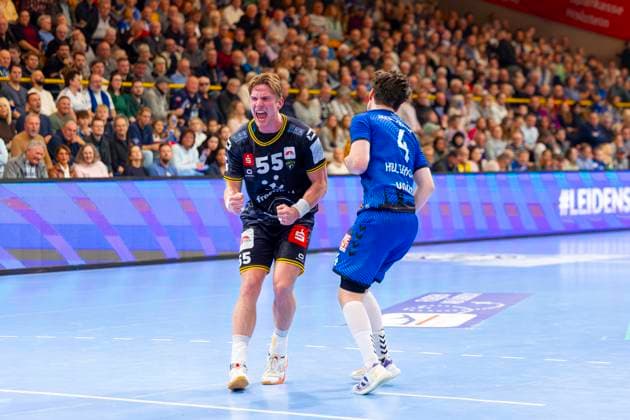 Paul Holzhacker Nr 4, VfL Luebeck Schwartau is dejected depressed disappointed Niklas Ingenpaß Nr 55, HSG Krefeld Niederrhein is happy cheers VfL Luebeck Schwartau vs HSG Krefeld Niederrhein, Handball, 2 Bundesliga, 22 11 25 Luebeck Schleswig Holstein Germany Copyright: xAgentur54Gradx xFelixxKoenigx
