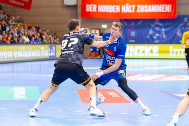 Ole Hagedorn Nr 10, VfL Luebeck Schwartau vs Matija Mircic Nr 97, HSG Krefeld Niederrhein VfL Luebeck Schwartau vs HSG Krefeld Niederrhein, Handball, 2 Bundesliga, 22 11 25 Luebeck Schleswig Holstein Germany Copyright: xAgentur54Gradx xFelixxKoenigx