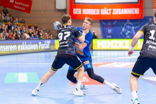 Ole Hagedorn Nr 10, VfL Luebeck Schwartau vs Matija Mircic Nr 97, HSG Krefeld Niederrhein VfL Luebeck Schwartau vs HSG Krefeld Niederrhein, Handball, 2 Bundesliga, 22 11 25 Luebeck Schleswig Holstein Germany Copyright: xAgentur54Gradx xFelixxKoenigx