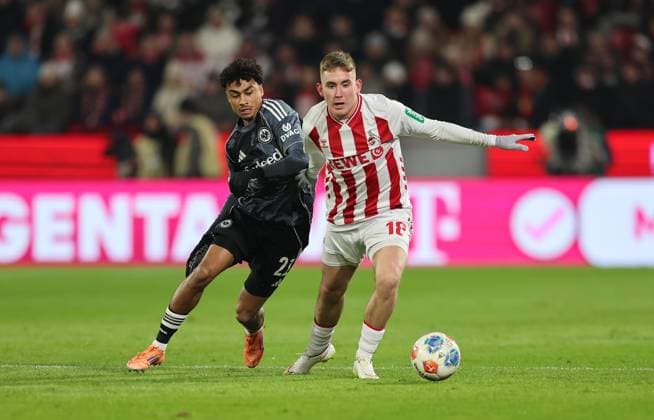 22 11 2025, Football Bundesliga, 1 FC Köln Eintracht Frankfurt, v l , Nathaniel Brown Eintracht Frankfurt , Isak Johannesson 1 FC Köln DFL DFB REGULATIONS PROHIBIT ANY USE OF PHOTOGRAPHS AS IMAGE SEQUENCES AND OR QUASI VIDEO xdcx Copyright: HMBxMedia Claus