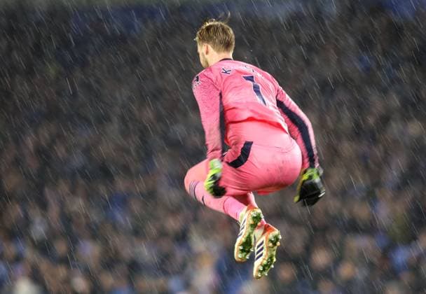 Brighton gegen Brentford 21. November 2025, Brighton Premier League Fußball Brighton Hove Albion gegen Brentford Brentford-Torwart Caoimhin Kelleher springt, um sich im strömenden Regen warm zu halten Foto Charlotte Wilson Offside Brighton UK  Copyright: xCharlottexWilsonx xOffsidexOffside