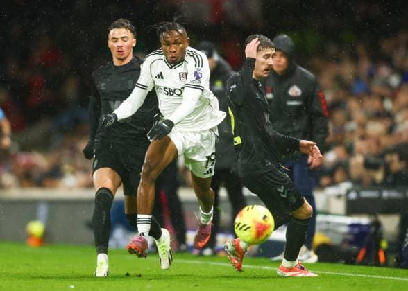 Fulham v Sunderland, English Premier League, The London Stadium, London, UK - 22 11 2025 Samuel Chukwueze of Fulham slips past Chemsdine Talbi and Granit Xhaka of Sunderland in the Premier League game at Craven Cottage London Craven Cottage London GBR, UK NEWSPAPERS OUT Copyright: xMarkxGreenwoodx