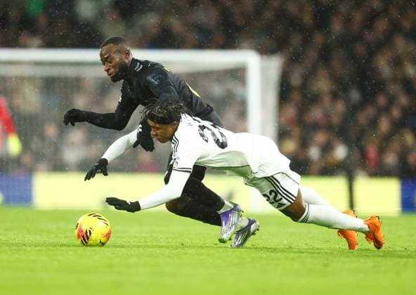 Fulham v Sunderland, English Premier League, The London Stadium, London, UK - 22 11 2025 Kevin of Fulham is fouled by Dennis Cirkin of Sunderland in the Premier League game at Craven Cottage London Craven Cottage London GBR, UK NEWSPAPERS OUT Copyright: xMarkxGreenwoodx