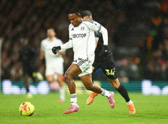 Fulham v Sunderland, English Premier League, The London Stadium, London, UK - 22 11 2025 Samuel Chukwueze of Fulham powers past Granit Xhaka of Sunderland in the Premier League game at Craven Cottage London Craven Cottage London GBR, UK NEWSPAPERS OUT Copyright: xMarkxGreenwoodx