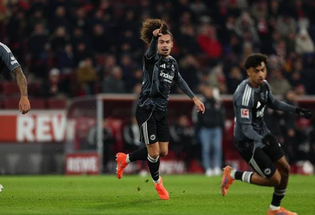 22 11 2025, Soccer Bundesliga, 1 FC Köln Eintracht Frankfurt, v l , Goal celebration, celebrate the goal DFL DFB REGULATIONS PROHIBIT ANY USE OF PHOTOGRAPHS AS IMAGE SEQUENCES AND OR QUASI VIDEO xdcx Copyright: HMBxMedia Claus