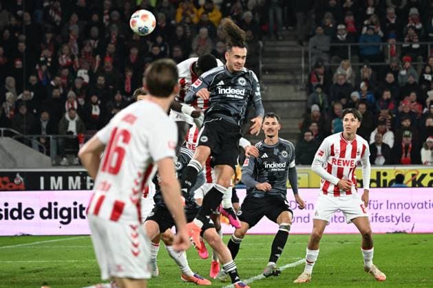 22 11 2025, xjhx, Fussball 1 Bundesliga, 1 FC Koeln Eintracht Frankfurt v l Arthur Theate Eintracht Frankfurt Torschuetze, erzielt das Tor, Treffer, scores the goal 1 1 Ragnar Ache 1 FC Köln, Koeln DFL DFB REGULATIONS PROHIBIT ANY USE OF PHOTOGRAPHS as IMAGE SEQUENCES and or QUASI VIDEO Koeln