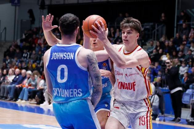 v l Logan Johnson Frankfurt Skyliners, 0 and Christian Skladanowski Fitness First Wuerzburg Baskets, 19 , 22 11 2025, Basketball, BBL, Frankfurt Skyliners vs Fitness First Wuerzburg Baskets, GER, Frankfurt, Suewag Energie ARENA Copyright: HMBxMedia xHeikoxBecker
