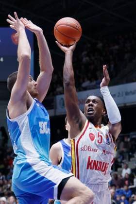 v l Radii Caisin Frankfurt Skyliners, 16 and Marcus Carr Fitness First Wuerzburg Baskets, 5 , 22 11 2025, Basketball, BBL, Frankfurt Skyliners vs Fitness First Wuerzburg Baskets, GER, Frankfurt, Suewag Energie ARENA Copyright: HMBxMedia xHeikoxBecker